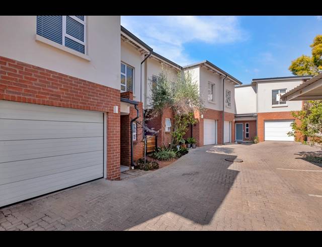 3 BEDROOM TOWNHOUSE FOR SALE IN VICTORY PARK